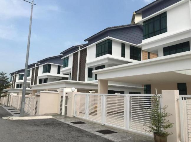 Pearl Residences Sleep 27 Batu Ferringhi Exterior photo